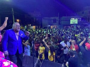 Pochy Familia conquista al público con bachata