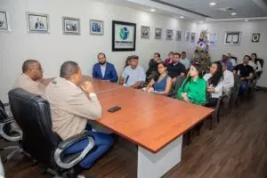 Reunión de Eddy Alcántara con representantes de empresas embotelladoras de agua. Fuente externa