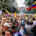 Miles de colombianos protestan contra el Gobierno al grito de “fuera Petro”