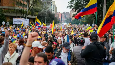 Miles de colombianos protestan contra el Gobierno al grito de “fuera Petro”