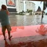 Huracán Rafael avanza en el Caribe con fuertes lluvias y vientos para el sureste mexicano