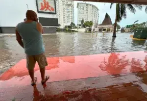 Huracán Rafael avanza en el Caribe con fuertes lluvias y vientos para el sureste mexicano