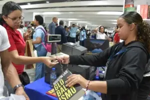 Feria del Libro 2024 continúa este jueves con una jornada repleta de arte y literatura