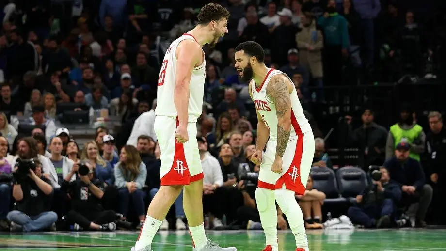 Alperen Sengun y Fred VanVleet festejan: los Rockets están en cuartos de la NBA Cup