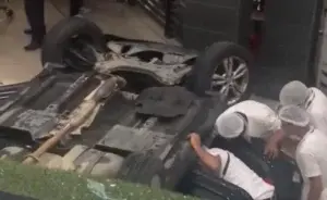 Cae vehículo desde parqueo al interior de supermercado en la 27 de Febrero; hay un herido