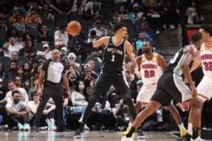 Spurs sorprendió a Warriors, Nuggets apabulló a Lakers y Bucks resisitió a LaMelo Ball