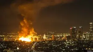 Dick Van Dyke y Cher entre los evacuados de un incendio en California