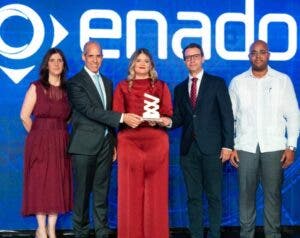 Enadom recibe reconocimiento de Bolsa Valores