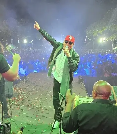 Capitaleños bailan y cantan en concierto