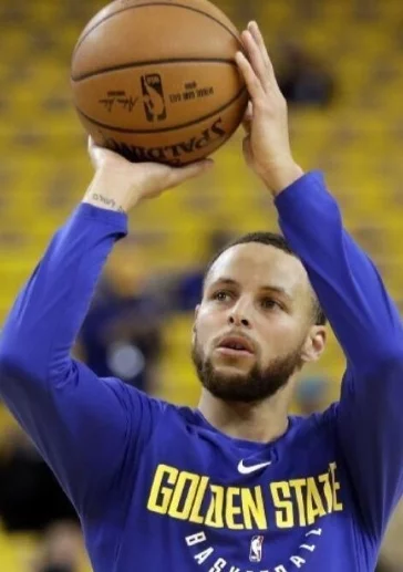 Curry no se preocupa por un dolor en las rodillas