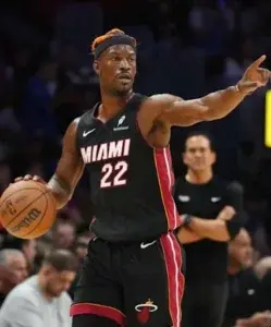 Pat Riley dice que Miami no cambiará a Jimmy Butler