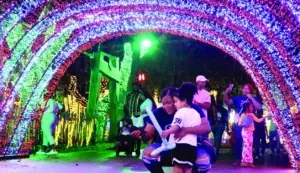 Villa Navidad, entre sus luces y colores, atrae a miles de visitantes