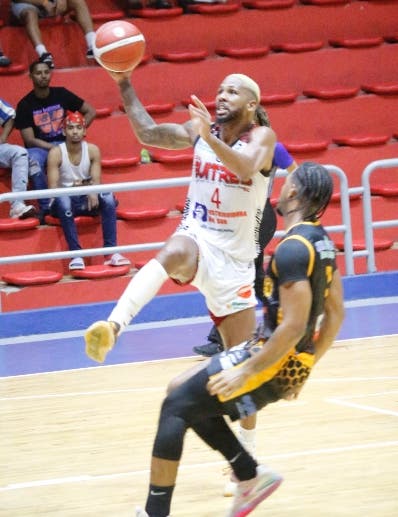 Buitres y Lobos ganan basket San Cristóbal