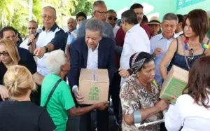 Leonel hace tradicional entrega cajas de navidad