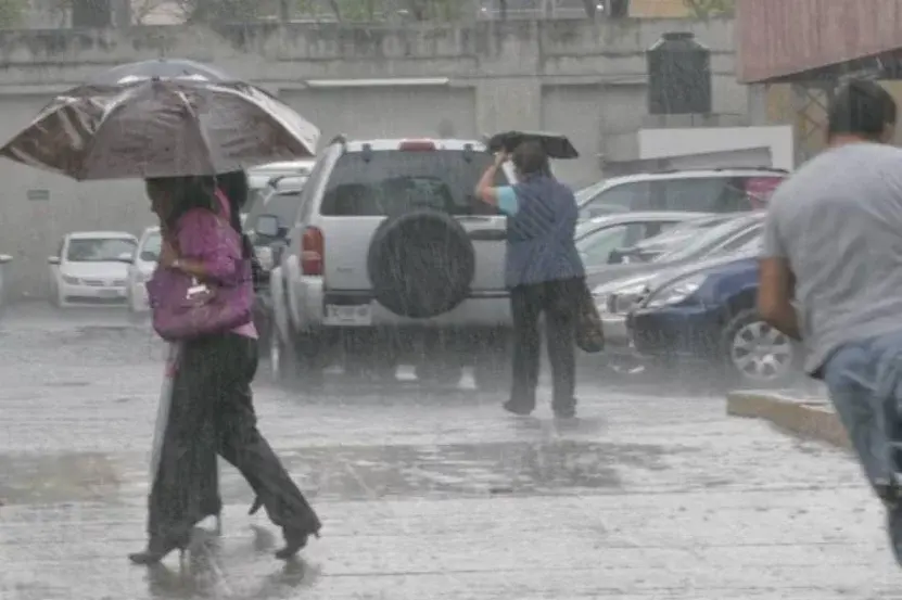 Lluvias desplazan más 18,000 personas en país