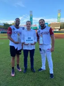 Alfredo Acebal Rizek premia a Nabil Crismatt y Kelvin Gutiérrez 