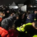 Corea del Sur: manifestantes exigen renuncia del presidente frente al Congreso