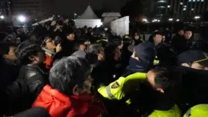 Corea del Sur: manifestantes exigen renuncia del presidente frente al Congreso