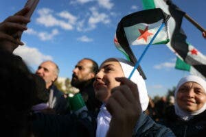 Miles de personas celebran la caída del Gobierno de Al Asad en diferentes puntos de Siria