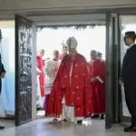 El papa abrió la Puerta Santa en una cárcel de Roma y pidió que no se pierda la esperanza