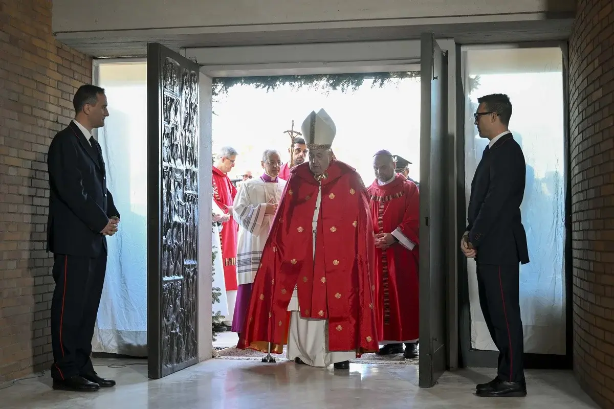 El papa abrió la Puerta Santa en una cárcel de Roma y pidió que no se pierda la esperanza