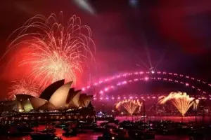 Espectáculo de fuegos artificiales en Sidney para recibir el nuevo año. EFE