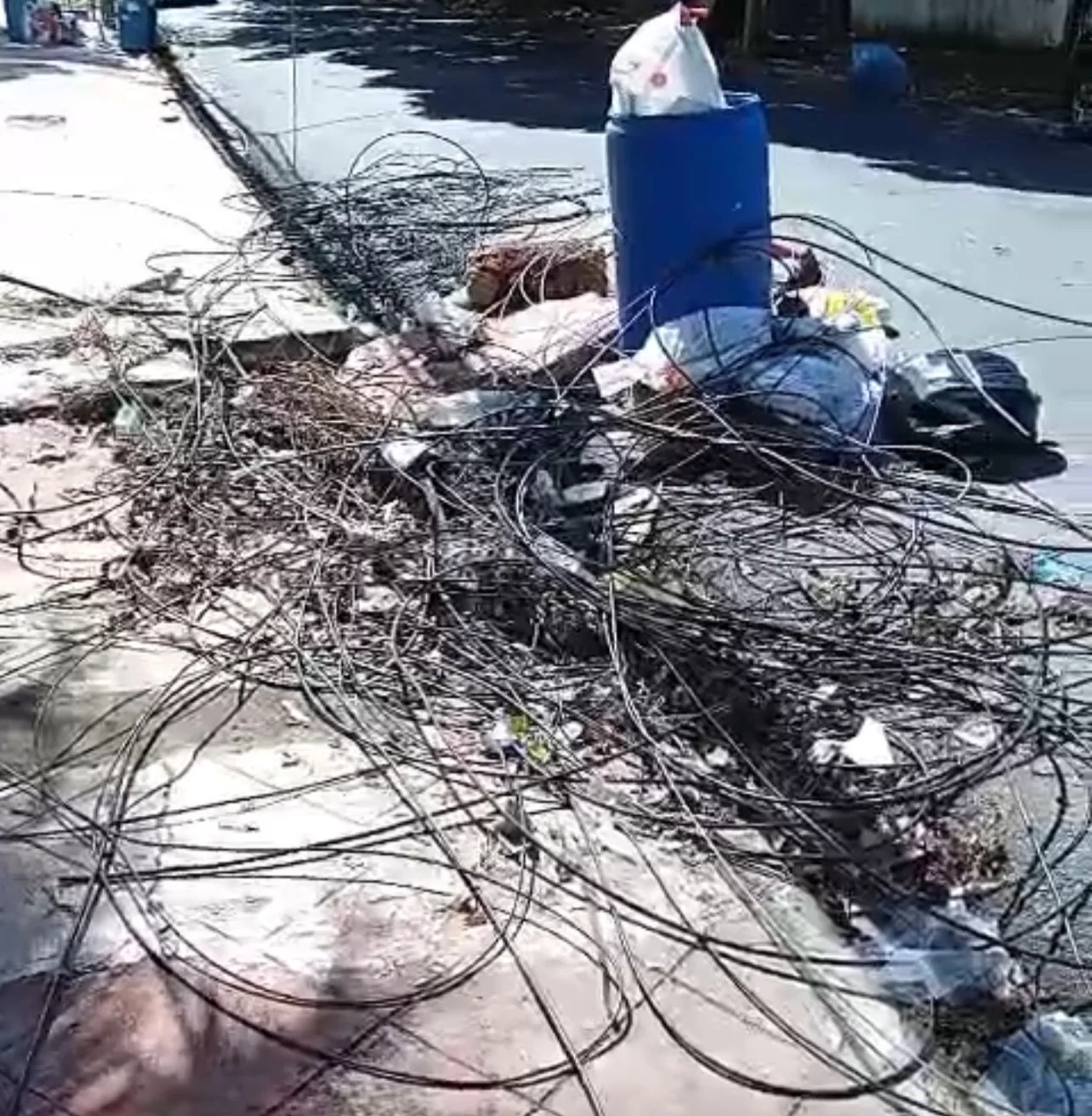 EDEEste aclara cables y poste en zona de Gascue no pertenecen a la red eléctrica