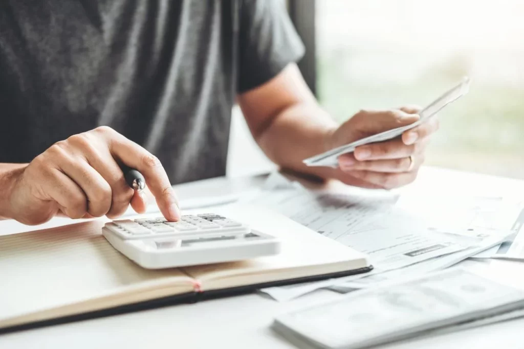 ¿Sientes que el dinero no te alcanza? Estos hábitos pueden mejorar tus finanzas