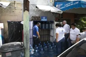 Decomisan cientos de botellones estaban expuestos al sol