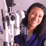 Oftalmóloga alerta sobre aumento de ojo seco infantil en niños con miopía