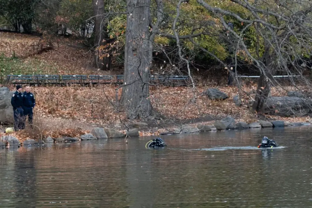 Miembros del equipo de buceo del departamento de Policía de Nueva York buscan en un lago en Central Park mientras la policía continúa buscando al sospechoso del asesinato del director ejecutivo de UnitedHealthcare, Brian Thompson, este 9 de diciembre de 2024. EFE/EPA/Justin Lane