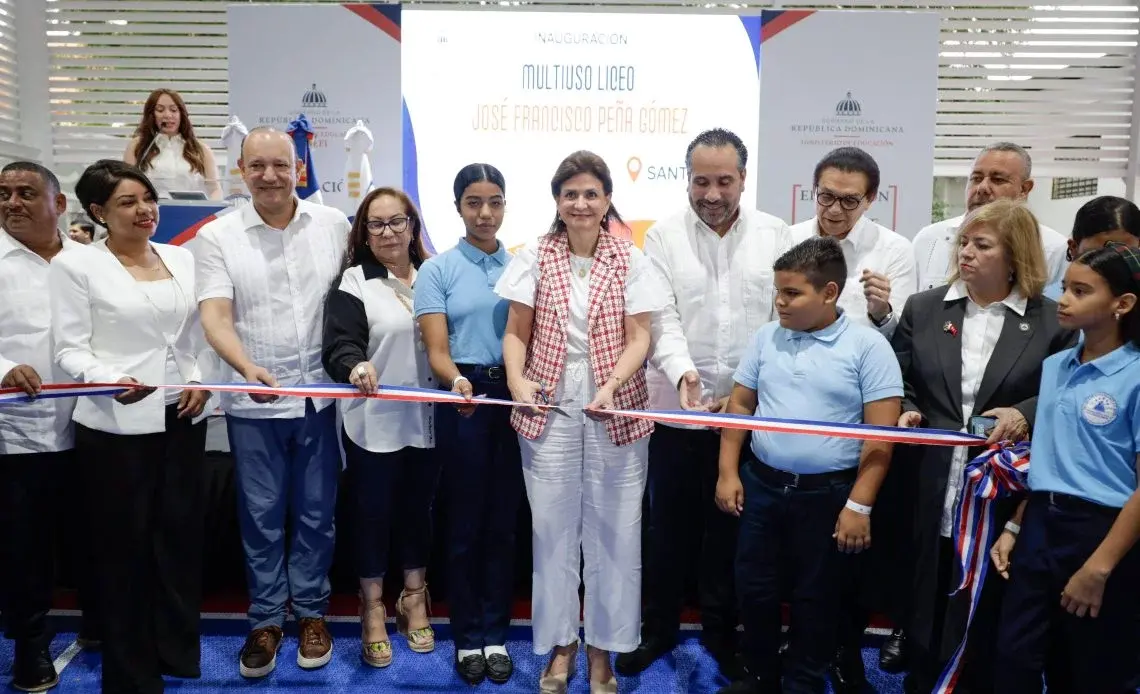 Vicepresidenta Raquel Peña inaugura polideportivo en Santiago