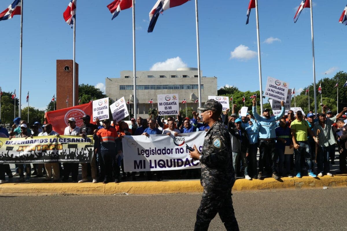 Sindicalistas protestan frente al Congreso en contra de la eliminación de la cesantía