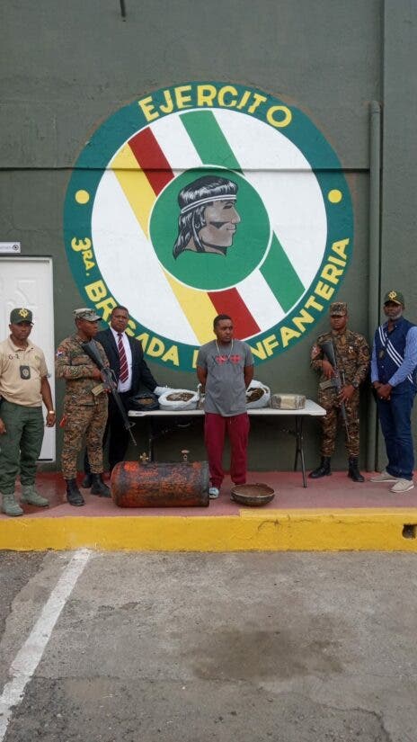 Ocupan 10 paquetes de marihuana escondida en un tanques de gas en San Juan