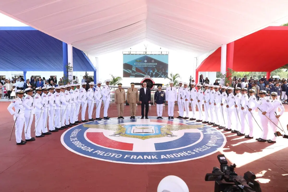 Abinader encabeza graduación de 29 cadetes de la Fuerza Aérea en Ciencias Aeronáuticas