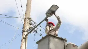 EDEEste entrega juguetes en Chirino, Monte Plata, y mejora el alumbrado público en la comunidad