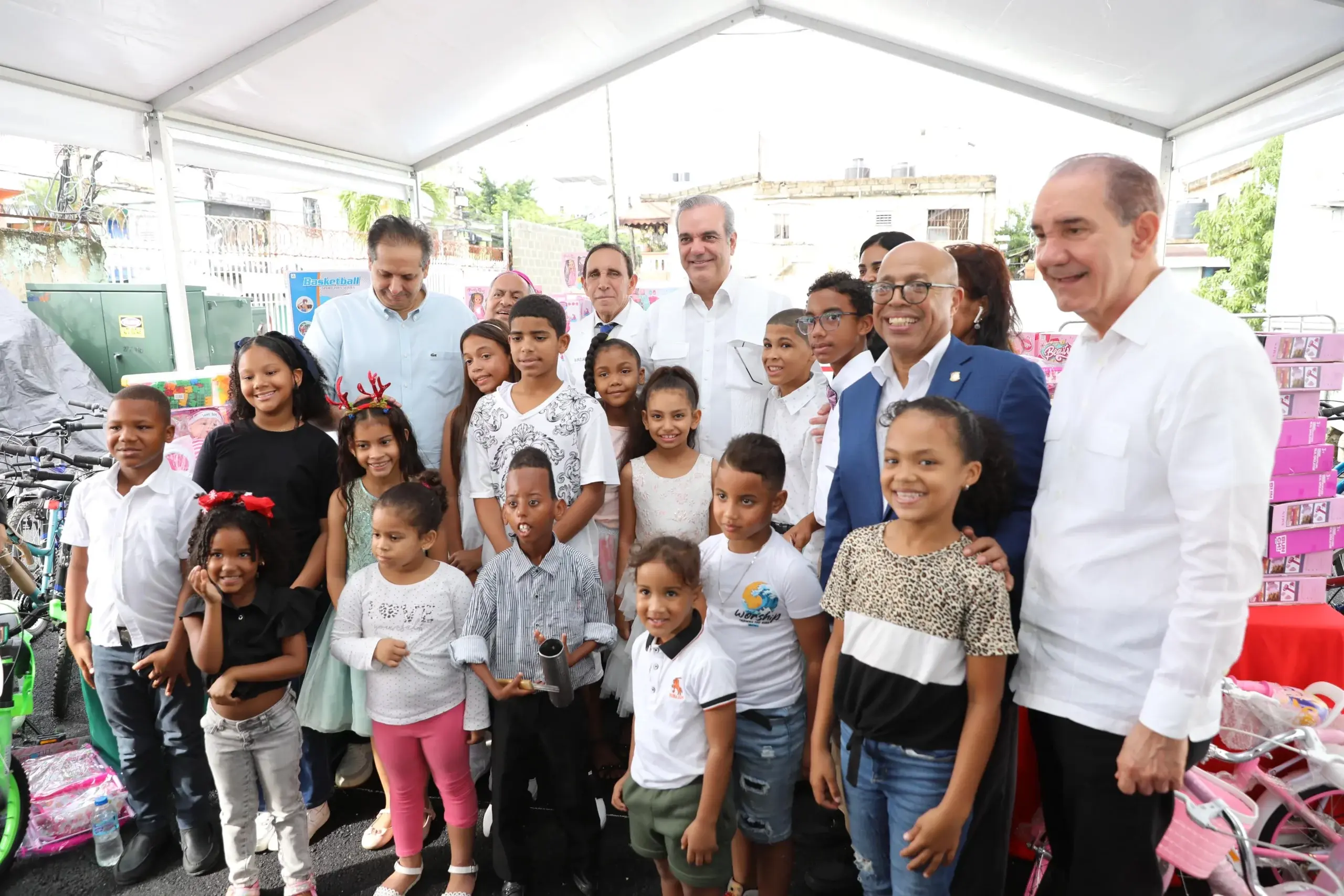 Presidente Abinader participa en aguinaldo navideño de la Fundación Cruz Jiminián