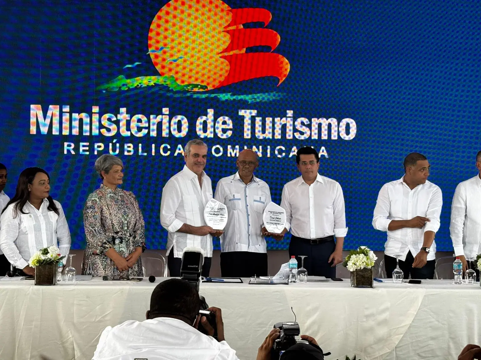 El acto inaugural del remozado malecón de San Pedro estuvo encabezado por el presidente Luis Abinader, y el ministro de Turismo, David Collado. Fuente externa