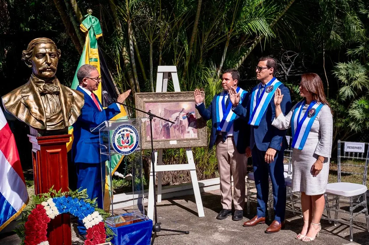 Develan busto del patricio Juan Pablo Duarte en Jamaica