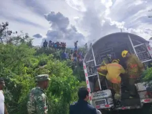 Un muerto y varios heridos al chocar vehículo de Migración y un camión en San Juan