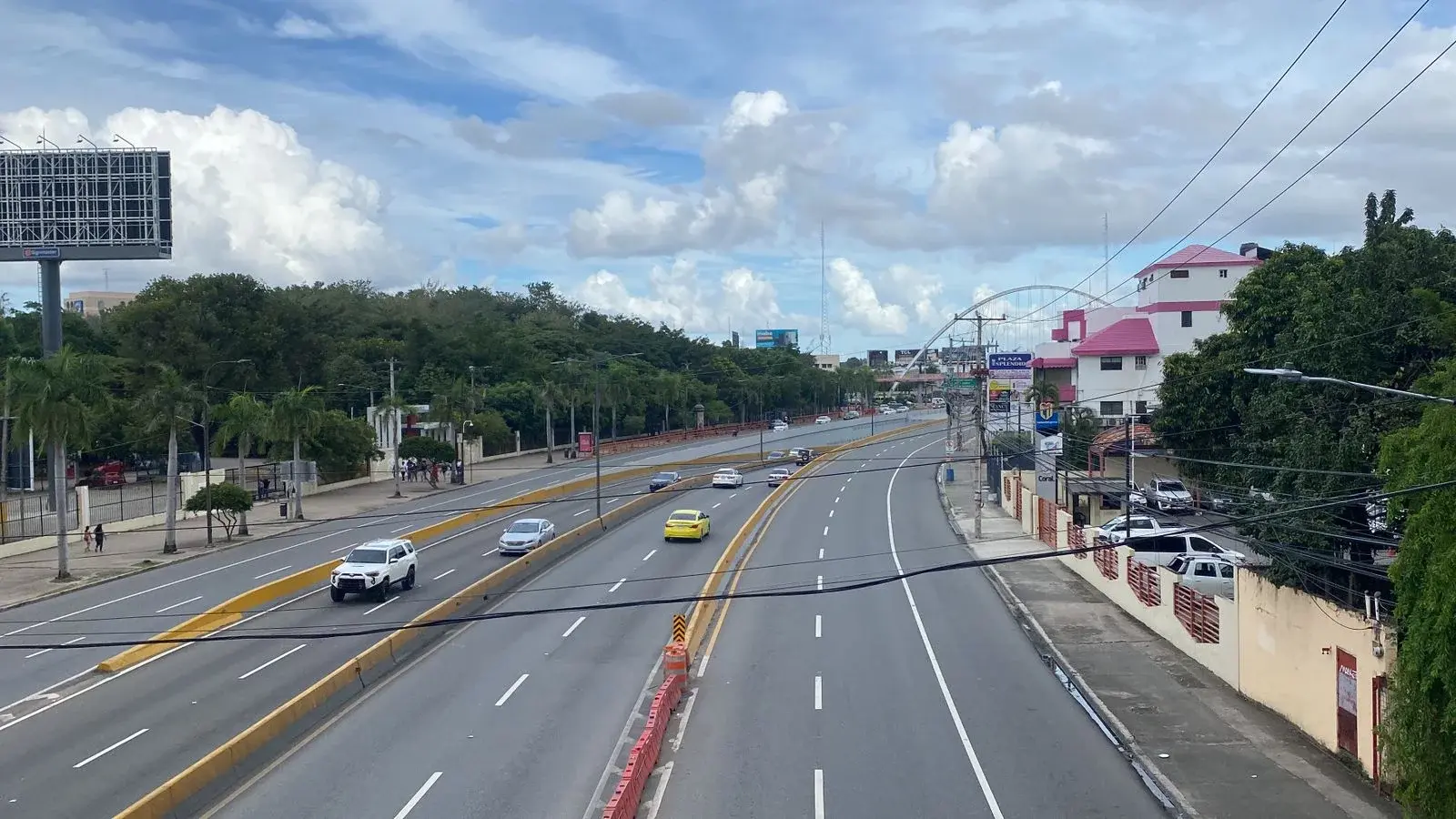 Capitaleños se recogen este 25, calles y avenidas lucen despejadas