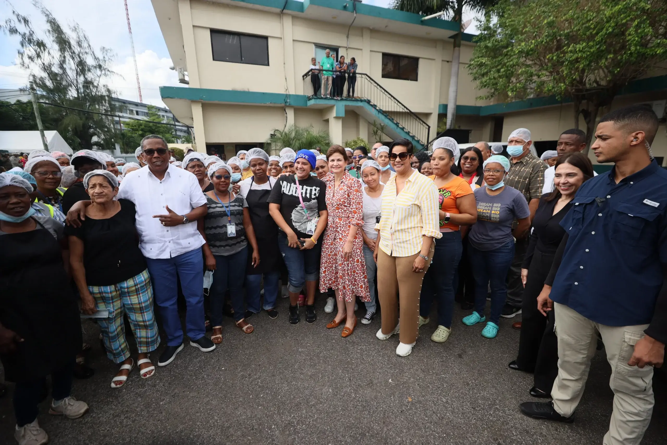 Vicepresidenta Raquel Peña supervisa distribución de más de 32 mil raciones alimenticias en Los Mina