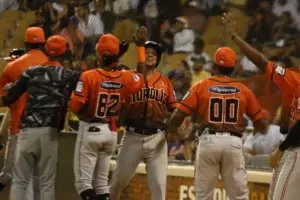 Barría, Lantigua y Rumfield guían triunfo Toros en Santiago