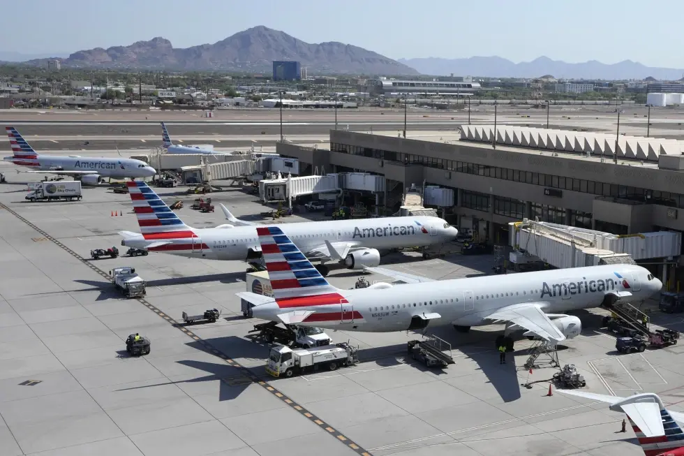 Operaciones de American Airlines se reanudan tras problema técnico que afectó vuelos en EE.UU