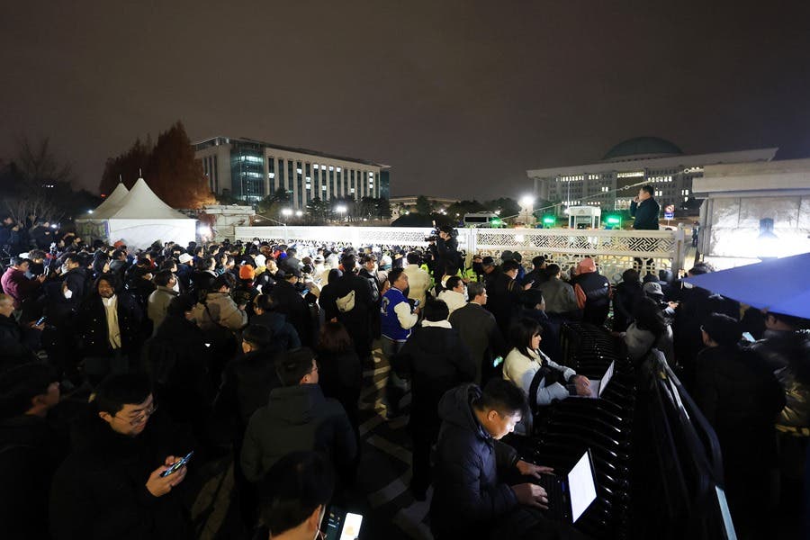 Ley marcial en Corea del Sur: Un comando militar entra en el Parlamento y se prohíbe toda actividad política