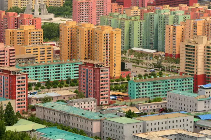 «Arquitectura del control»: imágenes de las extrañas formas y colores de las ciudades en Corea del Norte