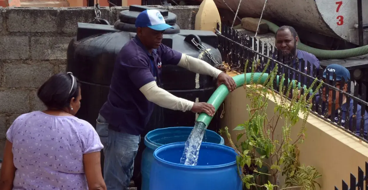 Moradores de Cristo Rey se quejan por la poca cantidad de agua que reciben