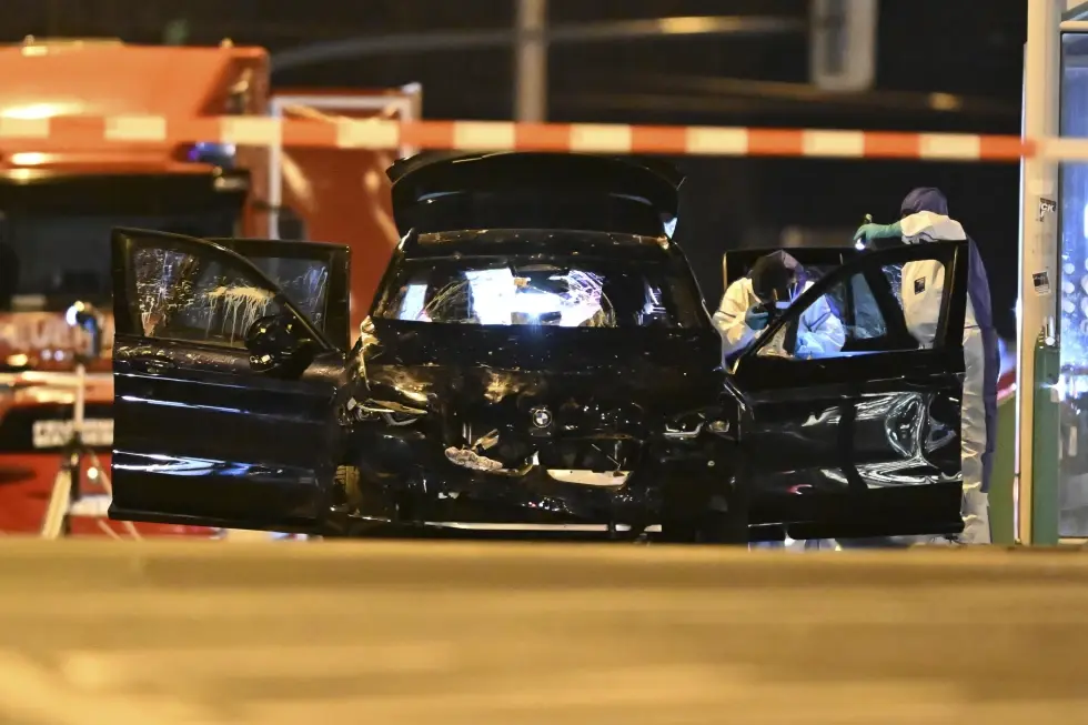 Las autoridades creen que este fue el auto usado por el atacante para cometer el hecho. AP