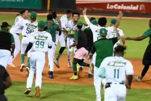 Estrellas dejan en el terreno al Escogido y sacan ventaja en el primer lugar