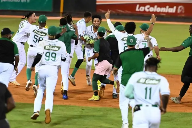 Estrellas dejan en el terreno al Escogido y sacan ventaja en el primer lugar